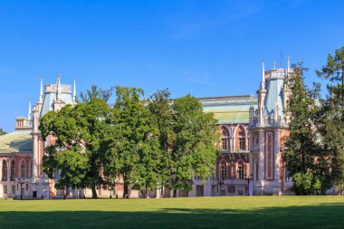Moskova, Rusya - 12 Ağustos 2018: Görünümünü cephe kuleli büyük Sarayı Müzesi-rezerv Tsaritsyno mavi gökyüzü ve yeşil ağaçlar karşı içinde bir güneşli yaz sabahı