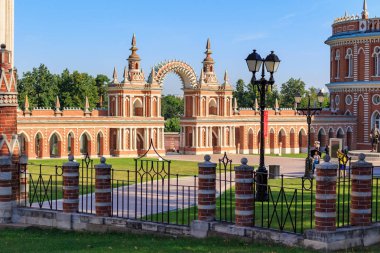Moskova, Rusya - 12 Ağustos 2018: Ana giriş büyük Sarayı Müzesi Museum-rezerv Tsaritsyno güneşli yaz sabahı mavi gökyüzünde karşı kemer ile