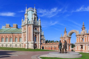 Moskova, Rusya - 12 Ağustos 2018: Vasili Bazhenov Mimarlar için anıt ve Matvey Kazakov büyük Sarayı Müzesi-rezerv Tsaritsyno güneşli yaz sabahı,'karşı