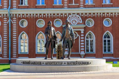 Moskova, Rusya - 12 Ağustos 2018: Vasili Bazhenov Mimarlar için anıt ve Müze-rezerv Tsaritsyno güneşli yaz sabahı itibariyle Matvey Kazakov