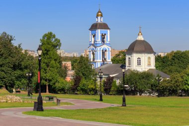 Moskova, Rusya - 12 Ağustos 2018: Tapınak Müzesi-rezerv Tsaritsyno güneşli yaz sabahı, mavi gökyüzü arka plan üzerinde Our Lady hayat veren kaynak simgesi