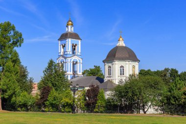 Moskova, Rusya - 12 Ağustos 2018: Tapınak Müzesi-rezerv Tsaritsyno mavi gökyüzü arka plan üzerinde Our Lady hayat veren kaynak simgesi