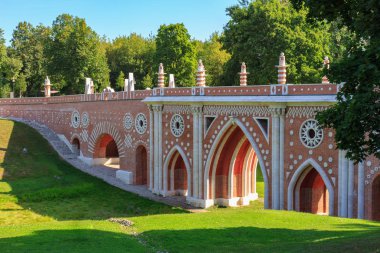 Moskova, Rusya - 12 Ağustos 2018: Büyük köprüden Müzesi-rezerv Tsaritsyno güneşli yaz sabah dağ geçidi