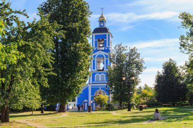 Moskova, Rusya - 12 Ağustos 2018: Tapınak Our Lady hayat veren kaynağında beyaz bulutlar arka plan mavi bir gökyüzü Tarih Müzesi-rezerv Tsaritsyno simgesinin