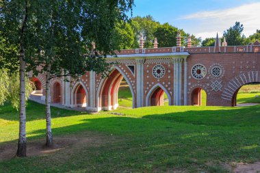 Moskova, Rusya - 12 Ağustos 2018: Görünümü büyük köprü Müzesi-rezerv Tsaritsyno huş ağaçları arka plan üzerinde dağ geçidi ve güneşli yaz sabah yeşil çim üzerinde