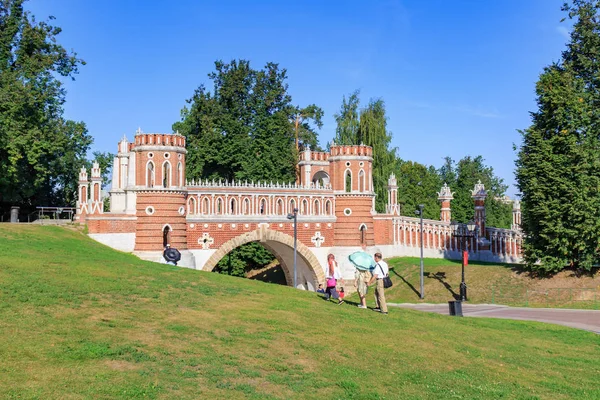 モスクワ ロシア連邦 2018 観光客晴れた夏の朝に通奏橋博物館保護区レニノに近い芝生の上を歩いて — ストック写真