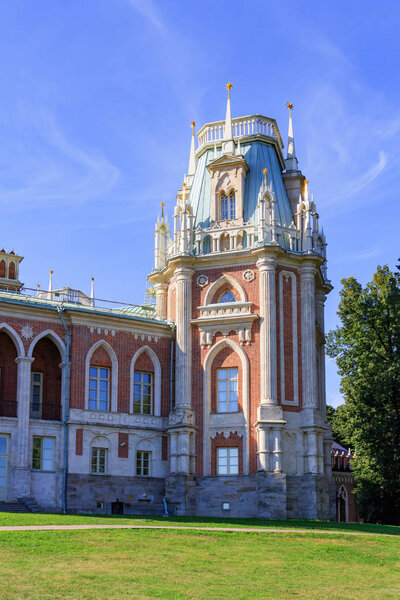 Москва, Россия - 12 августа 2018 года: Башня Большого дворца в Музее-заповеднике Царицыно на зеленом газоне и голубом фоне неба солнечным летним утром
