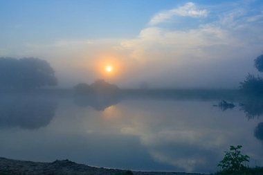 Yaz sabah portakal gündoğumu sis Nehri yüzey üzerinde. Nehir Manzara gündoğumu