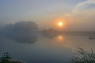 Sis Nehri yüzey yukarıda. Yaz sabahı sunrise, nehir manzara