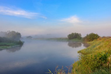 Nehir sis yüzey yukarıda. Güneşli yaz sabahı, nehir manzara