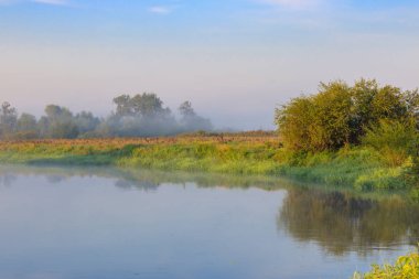 Nehir manzara mavi gökyüzü karşı gündoğumu yaz sabah