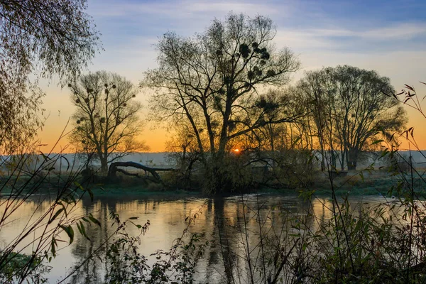 Mavi Gökyüzü Karşı Nehir Yüzey Üzerinde Turuncu Gündoğumu Sonbahar Sabahı — Stok fotoğraf