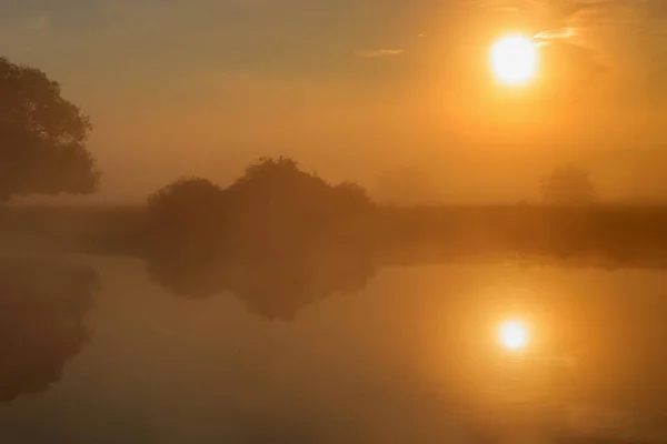 Superfície Água Rio Manhã Verão Ensolarada Com Nevoeiro Reflexão Sol — Fotografia de Stock