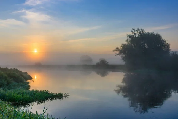 Turuncu Güneş Erken Sabah Nehri Üzerinde Yaz Nehir Manzara — Stok fotoğraf