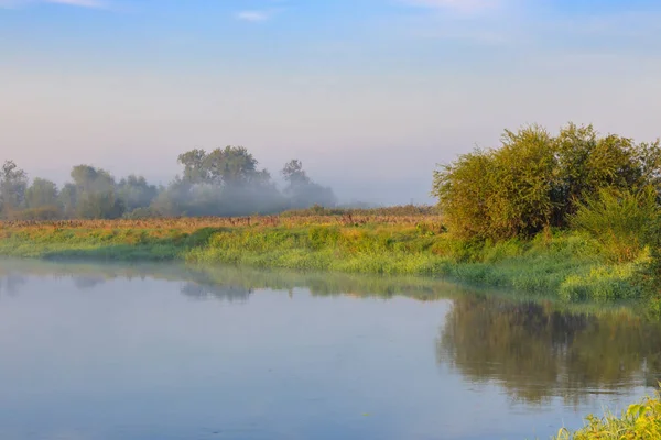Nehir manzara mavi gökyüzü karşı gündoğumu yaz sabah
