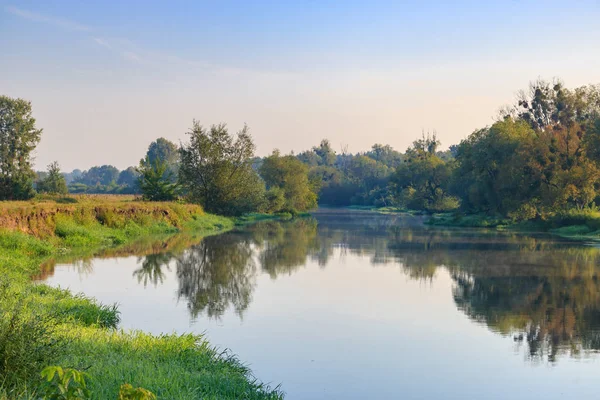 Nehir Manzara Mavi Gökyüzü Güneşli Yaz Sabahı Bir Arka Plan — Stok fotoğraf