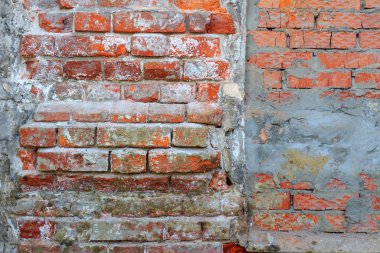 Vintage kırmızı tuğla duvar closeup çimento harç ve boya lekeleri ile duvar parçası. Soyut tuğla duvar arka plan