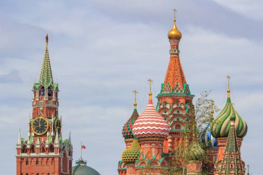 Aziz Basil Katedrali ile işçinin kubbeleri Moskova'da karşı dramatik bulutlu gökyüzü yaz gününde kule