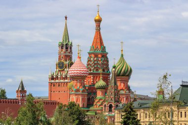 Aziz Basil Katedrali karşı işçinin kule Moskova Kremlin, yaz günü bulutlu gökyüzü arka plan üzerinde kırmızı meydanında