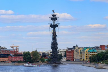 Moskova, Rusya - 30 Temmuz 2018: Rus Çarı Peter Moskova Nehri ve Vodootvodny kanal ayrılması, yapay bir adada büyük anıt
