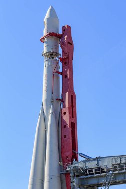 Moskova, Rusya - 01 Ağustos 2018: Vostok booster roketin sergi başarıları, Ulusal Ekonomi (Fuar) Moskova'da mavi gökyüzü güneşli yaz sabahı