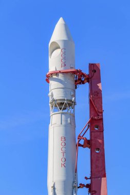Moskova, Rusya - 01 Ağustos 2018: Vostok booster roketin sergi başarıları, Ulusal Ekonomi (Fuar) Moskova'da mavi gökyüzü güneşli yaz sabahı