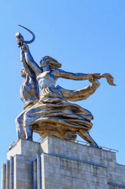 Moskova, Rusya - 01 Ağustos 2018: Görünümünü anıt işçi ve kollektif çiftlik kız mavi gökyüzü karşı Moskova'da Vdnh üzerinde