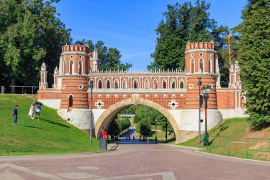 Moskova, Rusya - 12 Ağustos 2018: Müzesi-rezerv Tsaritsyno düşündü köprünün altından geçen bir güneşli yaz sabahı yönünden