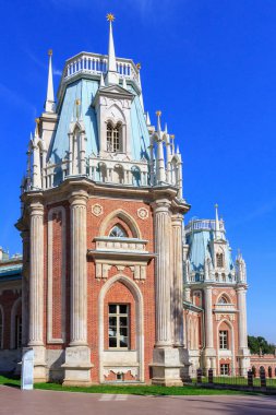 Moskova, Rusya - 12 Ağustos 2018: Kule ile büyük saray Kulesi Müzesi-rezerv Tsaritsyno closeup mavi gökyüzü güneşli yaz sabah karşı içinde