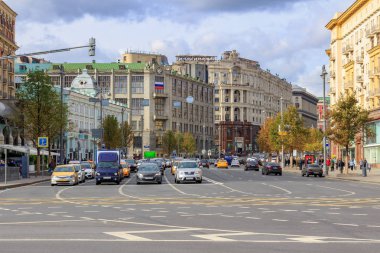 Moskova, Rusya - 30 Eylül 2018: Görünüm Tverskaya street ve Moskova'da güneşli bir sonbahar gününde bina merkezi telgraf başında