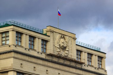 Moskova, Rusya - 30 Eylül 2018: Parça sonbahar günü bulutlu gökyüzü arka plan üzerinde Rus bayrağı sallayarak ile Rusya Federasyonu Devlet Duma closeup çatısı