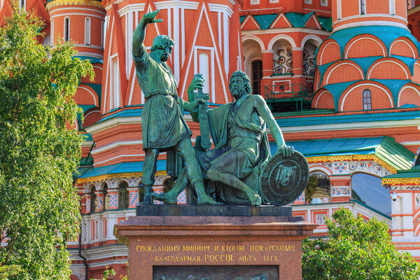 Москва, Россия - 30 сентября 2018 года: Памятник Минину и Пожарскому на фоне стен Св. Собор Василия Блаженного на Красной площади в Москве
