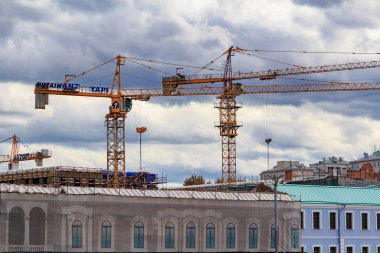 Moskova, Rusya - 30 Eylül 2018: İnşaat vinçleri, Moskova merkezi arka planda gökyüzü gri bulutlar dramatik ile restore edilmiş binaların