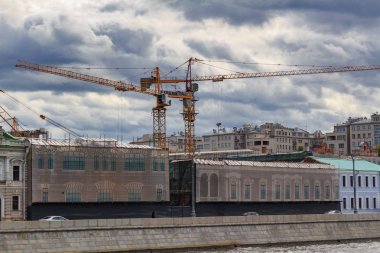 Moskova, Rusya - 30 Eylül 2018: Gri dramatik bulutlu sonbahar gün Moskova Merkezi gökyüzü arka plan üzerine İnşaat vinçleri