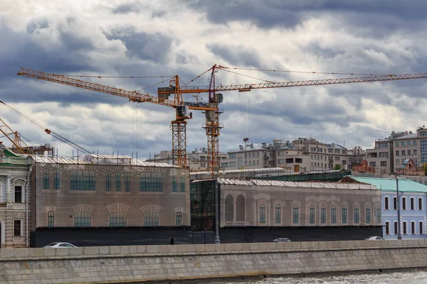 Moskova, Rusya - 30 Eylül 2018: Gri dramatik bulutlu sonbahar gün Moskova Merkezi gökyüzü arka plan üzerine İnşaat vinçleri