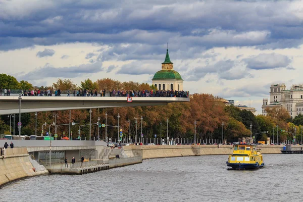 Москва Россия Сентября 2018 Года Туристы Парящем Мосту Парке Зарядье — стоковое фото