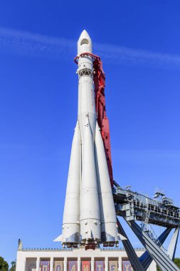 Moskova, Rusya - 01 Ağustos 2018: Vostok booster roketin sergi başarıları, Ulusal Ekonomi (Fuar) Moskova'da bir arka planda Pavyonu güneşli yaz sabahı nakliyesi