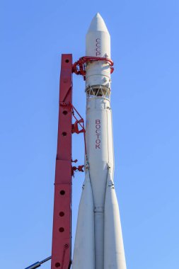 Moskova, Rusya - 01 Ağustos 2018: Vostok booster roket sergi başarıları, Ulusal Ekonomi (Fuar) Moskova'da mavi gökyüzü güneşli yaz sabahı karşı
