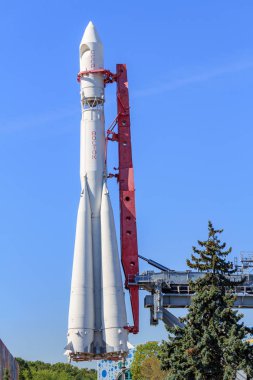 Moskova, Rusya - 01 Ağustos 2018: Vostok booster roket sergi başarıları, Ulusal Ekonomi (Fuar) Moskova'da üzerinde yeşil çam ve mavi gökyüzü arka plan üzerinde