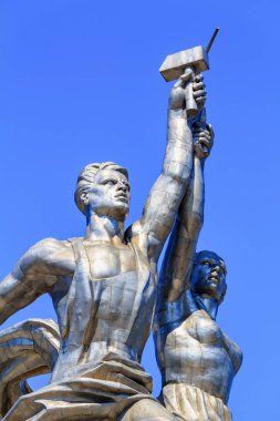 Moskova, Rusya - 01 Ağustos 2018: Anıt işçi ve kollektif çiftlik kız closeup mavi gökyüzü görünümünü Vdnh güneşli yaz sabahı Moskova'da üzerinde