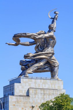 Moskova, Rusya - 01 Ağustos 2018: Anıt işçi ve kollektif çiftlik kız mavi gökyüzü ve Moskova Fuar yeşil ağaçta bir güneşli yaz sabahı karşı