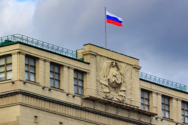 Moskova, Rusya - 30 Eylül 2018: Rusya'nın çatı, bina Devlet Duma, Rusya Federasyonu ile sonbahar günü gri bulutlara dramaic gökyüzüne karşı ulusal bayrağını