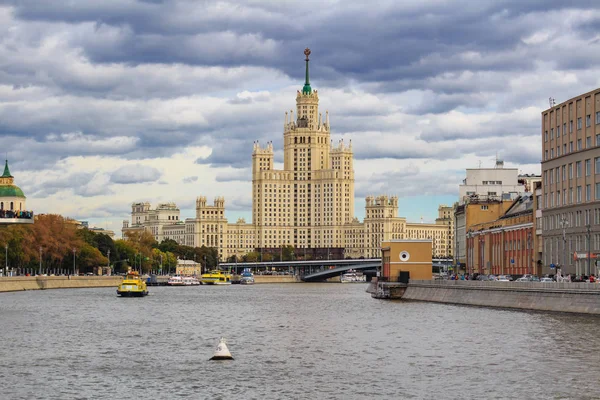 Moskau Russland September 2018 Moskaudamm Gegen Stalin Wolkenkratzer Bewölkten Herbsttag — Stockfoto