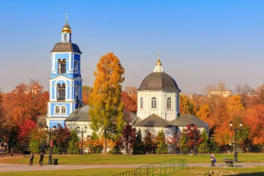 Moskova, Rusya - 17 Ekim 2018: Kilise Tanrı'nın hayat veren bahar anne arka plan mavi gökyüzü ve ağaçlar güneşli sonbahar günü, sarı yaprakları ile Moskova'da Tsaritsyno Park'ta simgesinin