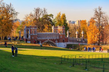 Moskova, Rusya - 17 Ekim 2018: Turistik geziler Moskova Tsaritsyno parkında güneşli bir sonbahar gün köprüde düşündü bir arka plan üzerinde