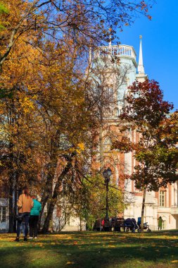 Moskova, Rusya - 17 Ekim 2018: dinlenme ve güneşli sonbahar gününde Tsaritsyno Park Moskova'da Grand palace'nın bir arka plan üzerinde yürüyen insanlar