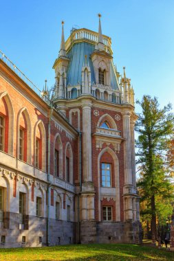 Moskova, Rusya - 17 Ekim 2018: Kule mavi gökyüzü arka plan güneşli sonbahar günü Moskova'da Tsaritsyno Park Grand palace Kulesi ile