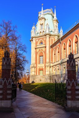 Moskova, Rusya - 17 Ekim 2018: Iron gate arasında küçük Sarayı ve güneşli sonbahar günü Moskova'da Tsaritsyno Park Grand palace
