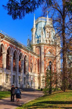 Moskova, Rusya - 17 Ekim 2018: Patika duvar güneşli sonbahar günü Moskova'da Tsaritsyno Park Grand palace'nın altında