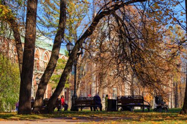 Moskova, Rusya - 17 Ekim 2018: insanlar bankların üzerinde Tsaritsyno Park Moskova'da Grand palace yakınındaki bir yeşil çim üzerinde güneşli sonbahar günü dinlenme